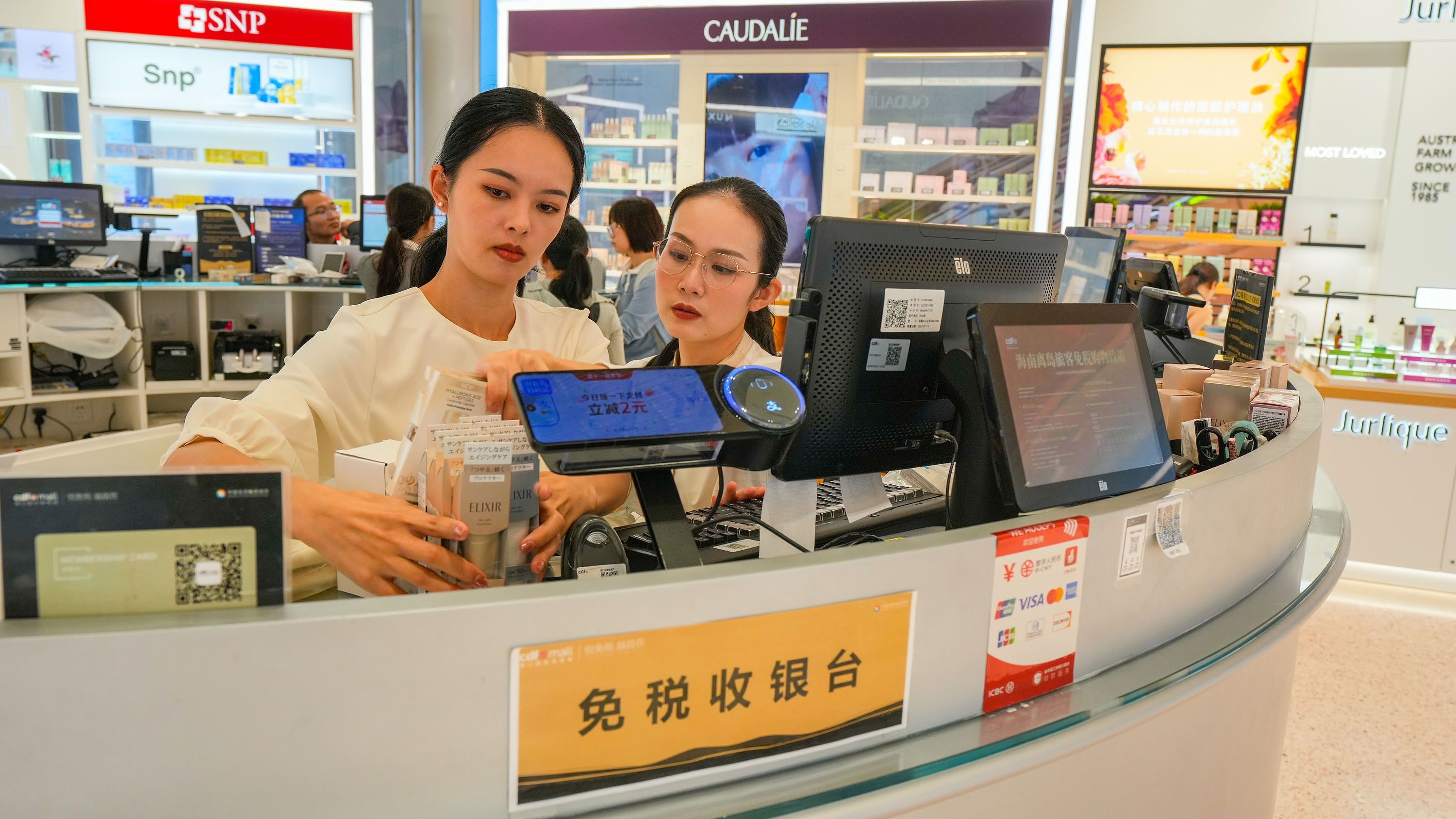 2025年11月1日，海口，cdf海口國際免稅城內人頭攢動，眾多旅客在選購免稅商品。