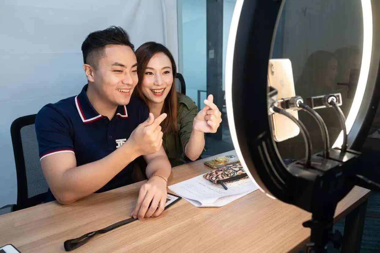 △ 一對(duì)在廣州創(chuàng)業(yè)的“港夫廣妻” 。