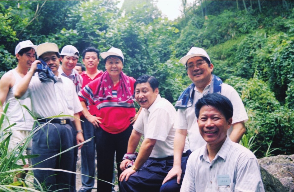 1999年6月，習近平在福州森林公園參加紀念毛主席“發(fā)展體育運動，增強人民體質”題詞47周年登山健身活動。（圖片來源：《習近平在福建（下冊）》