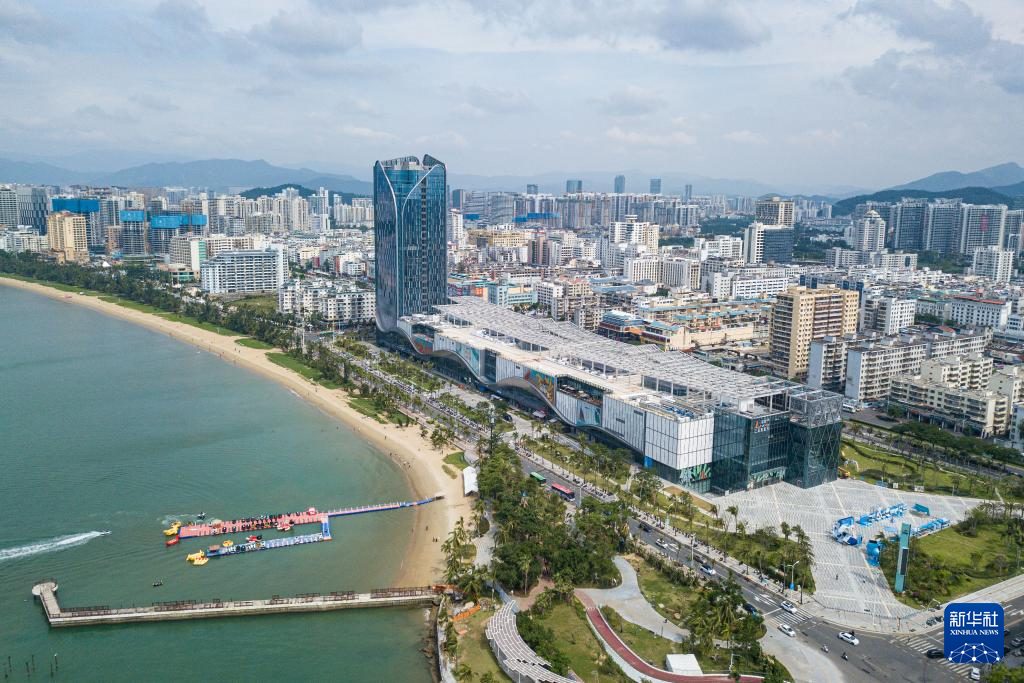 海南自貿(mào)港重點(diǎn)園區(qū)——三亞中央商務(wù)區(qū)（無(wú)人機(jī)照片，11月1日攝）。新華社記者 蒲曉旭攝