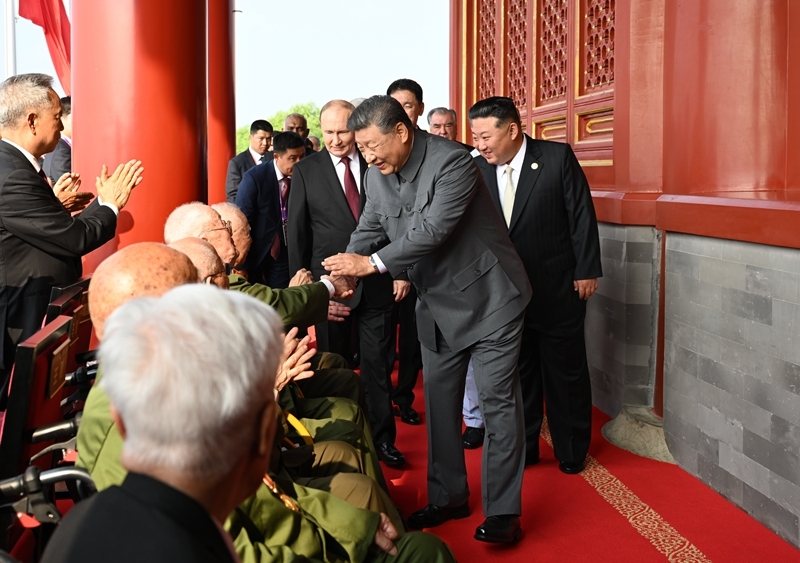 2025年9月3日，習(xí)近平總書(shū)記同抗戰(zhàn)老戰(zhàn)士老同志代表親切握手，向他們表示崇高敬意。