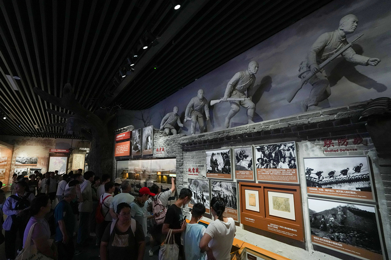 2025年7月8日，參觀者在中國(guó)人民抗日戰(zhàn)爭(zhēng)紀(jì)念館參觀《為了民族解放與世界和平》主題展覽。