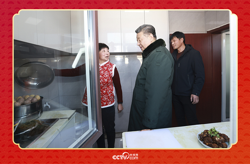 2025年春節(jié)前夕，習(xí)近平總書記在遼寧葫蘆島市綏中縣明水滿族鄉(xiāng)祝家溝村考察時(shí)，走進(jìn)村民朱西存家看望。