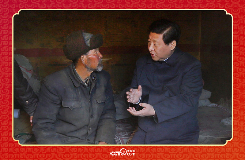 2013年2月3日，習近平總書記和甘肅省定西市渭源縣元古堆村八旬老黨員馬崗親切交談，了解當?shù)厣a生活情況。