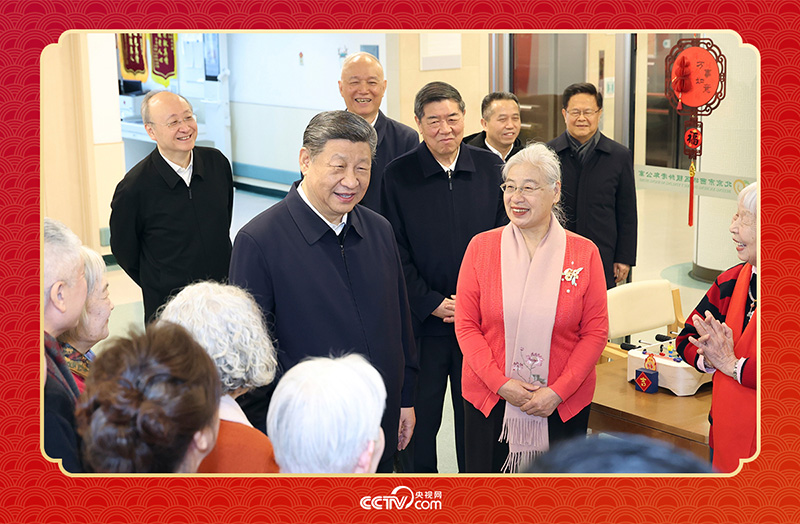 2026年2月10日，習近平總書記在北京西城區(qū)“吾老·新街”養(yǎng)老服務街區(qū)銀齡老年公寓考察時，同老人們親切交流。