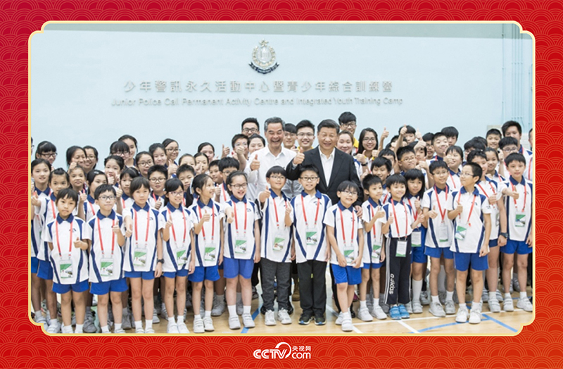 2017年6月30日上午，國(guó)家主席習(xí)近平來(lái)到香港少年警訊永久活動(dòng)中心暨青少年綜合訓(xùn)練營(yíng)考察，看望正在訓(xùn)練的香港青少年。這是習(xí)近平同少年警訊成員合影。
