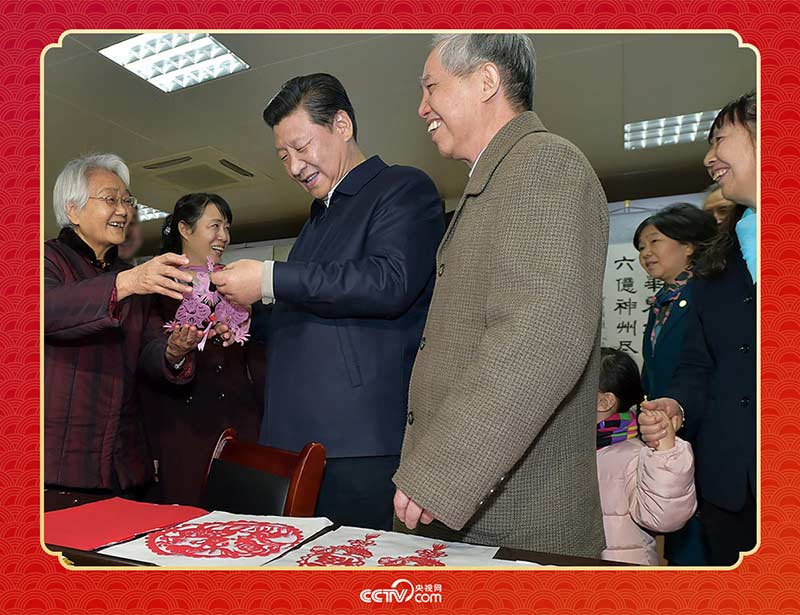 2015年2月15日，習(xí)近平在西安市雁塔區(qū)電子城街道二〇五所社區(qū)服務(wù)中心欣賞社區(qū)居民的剪紙作品。