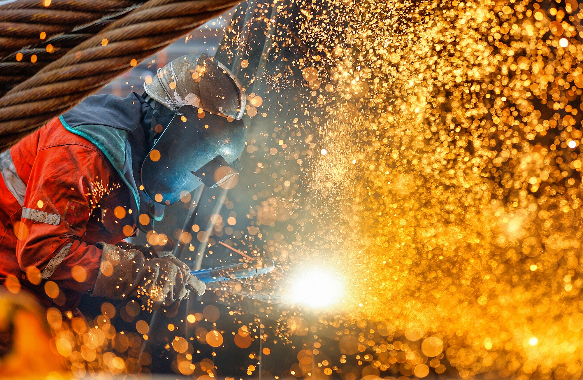 △ 2026年1月29日，在天津市濱海新區(qū)，海上油氣平臺建設(shè)工人進行現(xiàn)場施工。