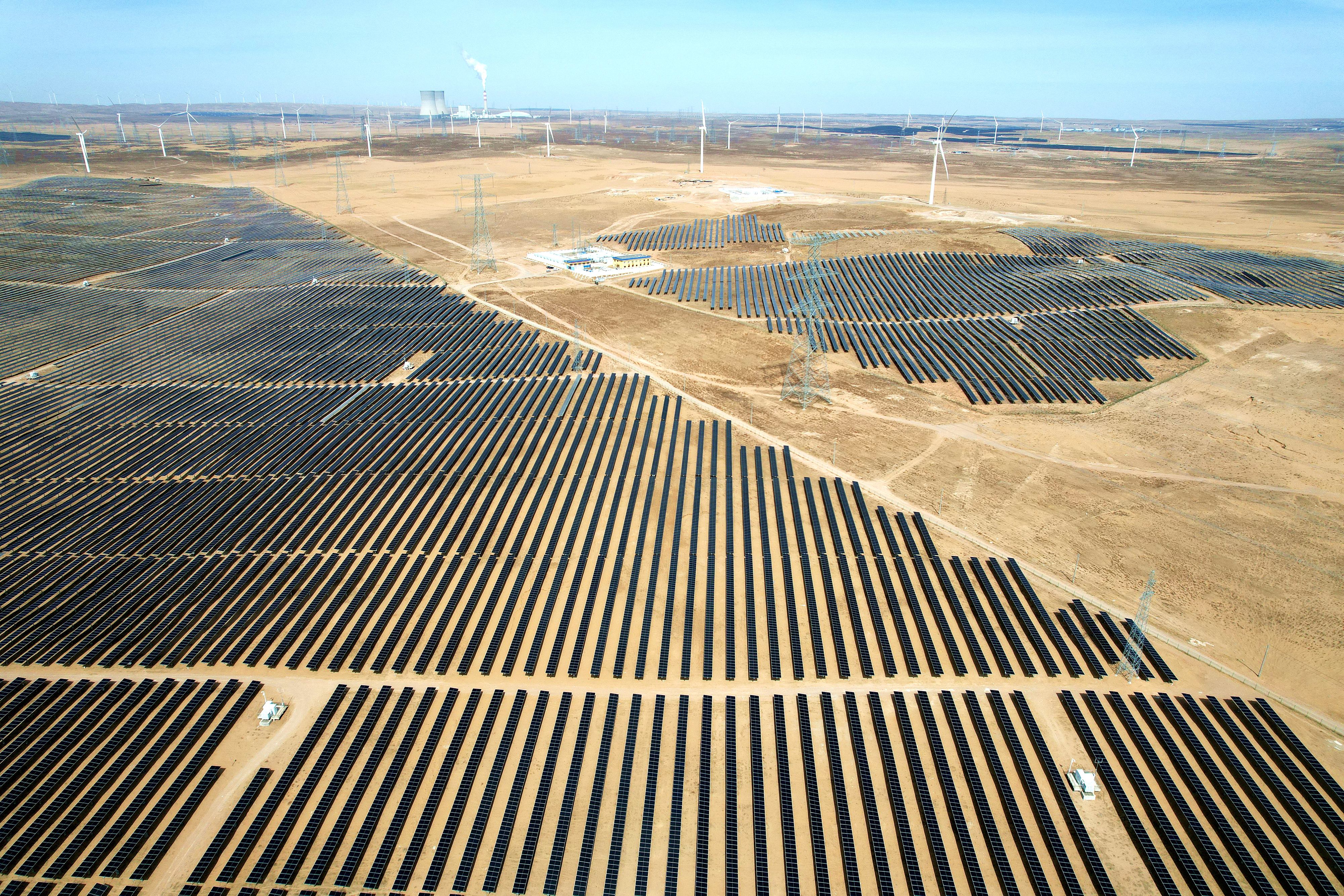 2026年3月18日，寧夏銀川，在靈武市白土崗鄉(xiāng)的一處光伏產(chǎn)業(yè)基地，成片的太陽能光伏板匯成一片“藍(lán)色海洋”。