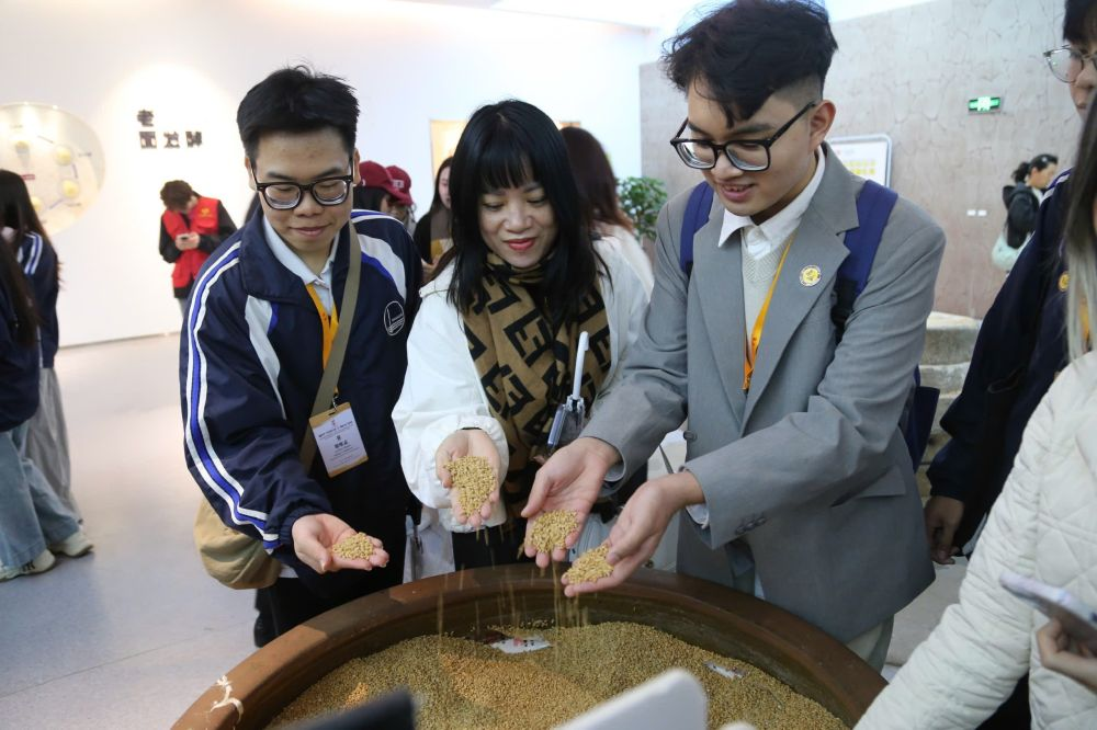 2026年3月30日，參加“紅色研學之旅”的越南青年在河北參觀新農(nóng)村建設。