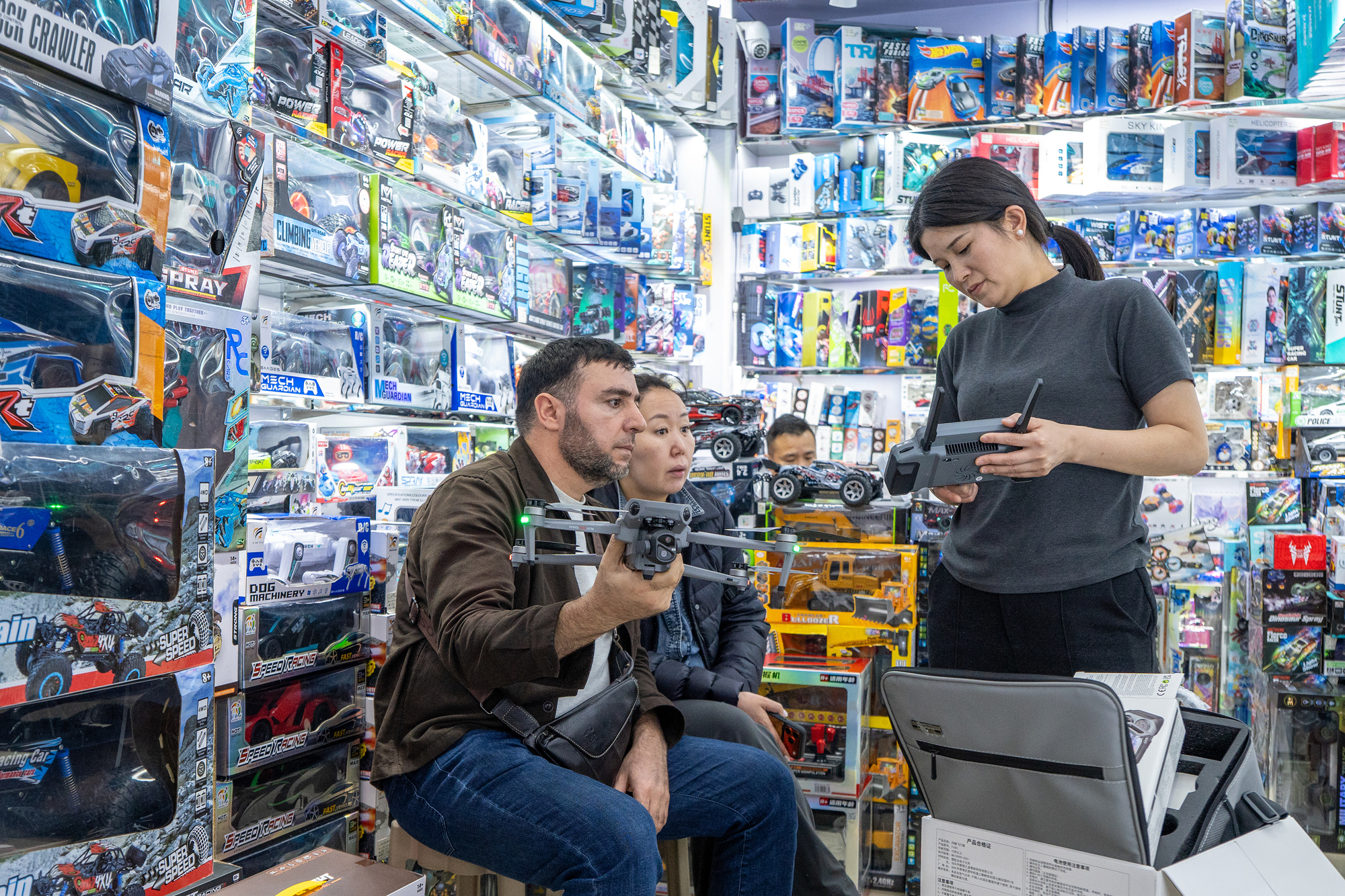 2026年4月1日，外商在浙江義烏國際商貿(mào)城洽談采購小商品。