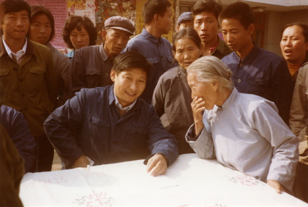 這是1983年，時(shí)任河北正定縣委書記的習(xí)近平，臨時(shí)在大街上擺桌子聽取老百姓意見。