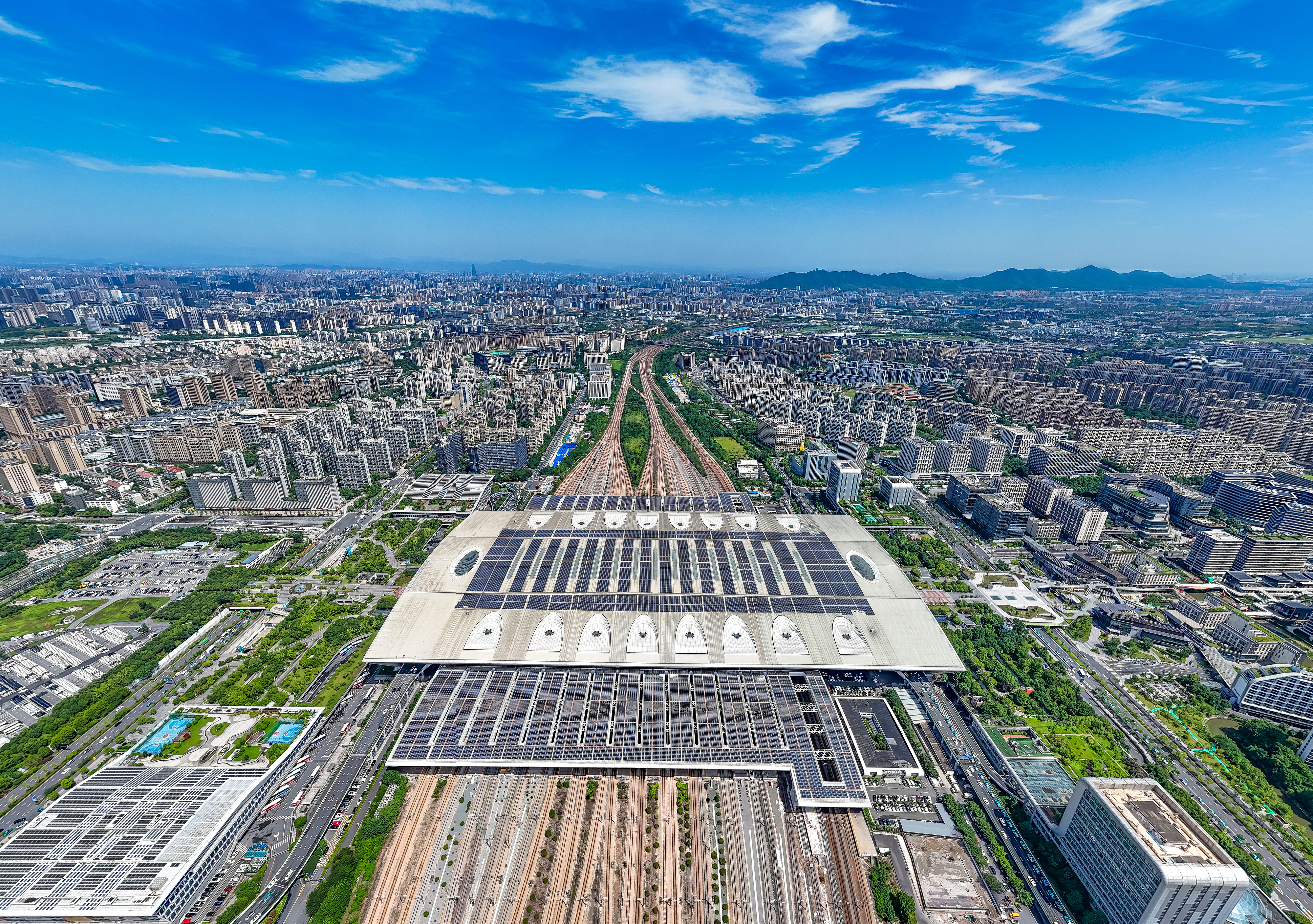 2025年10月29日，浙江杭州，航拍杭州東站站房屋頂及南北雨棚光伏發(fā)電方陣。
