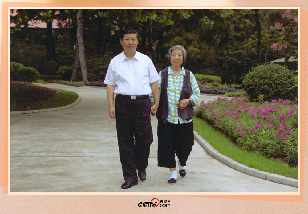 習近平陪母親齊心散步。
