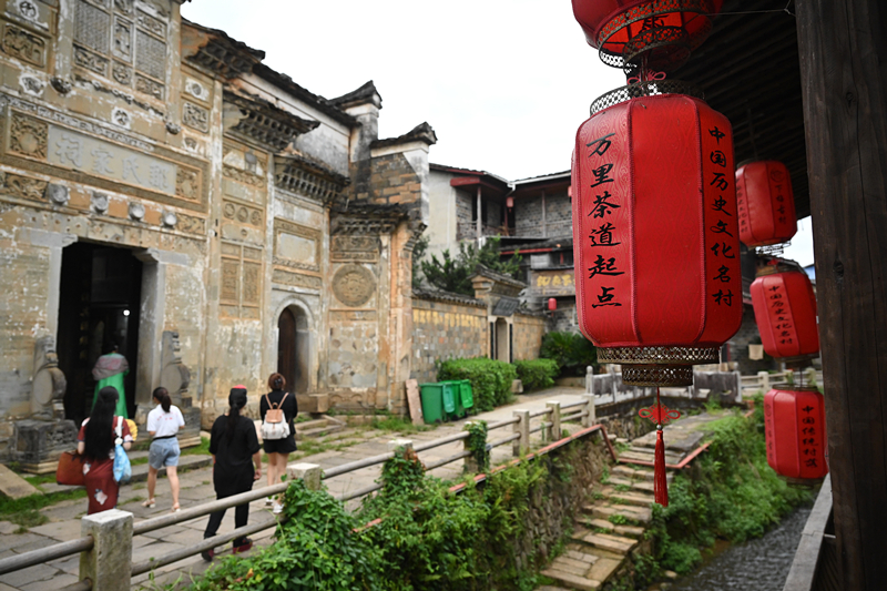 2023年9月5日，游客在福建武夷山下梅村參觀。