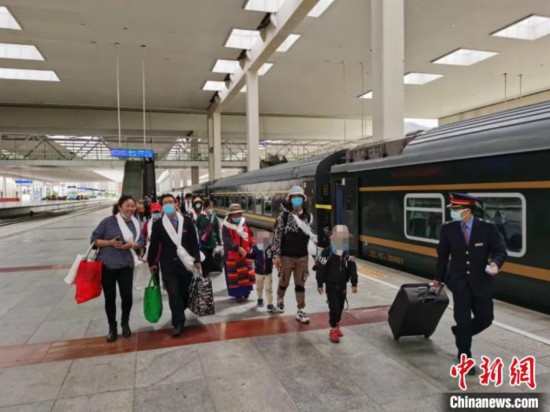圖為拉薩車站工作人員為西藏先心病患兒和陪同人員提供“綠色”接力幫扶，并開通了專門通道，讓他們快速進(jìn)站上車。拉薩車站 供圖