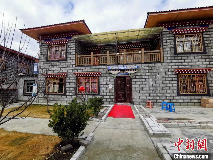 圖為林芝米林縣羌納鄉(xiāng)西嘎村村民家家戶戶發(fā)展庭院經濟，院內種滿了各種果樹?！≮w延 攝