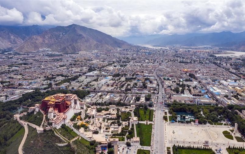 鳥瞰拉薩古城（8月10日無人機拍攝）。新華社記者 李鑫 攝.jpg