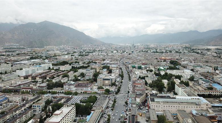 8月10日無人機拍攝的拉薩城市一景。新華社記者 王益亮 攝.jpg