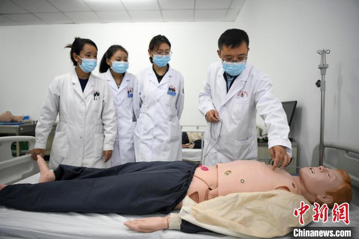 湖南中醫(yī)藥大學(xué)第一附屬醫(yī)院腦病科援藏醫(yī)生高曉峰(右一)為學(xué)生們進(jìn)行體格檢查教學(xué)?！钊A峰 攝