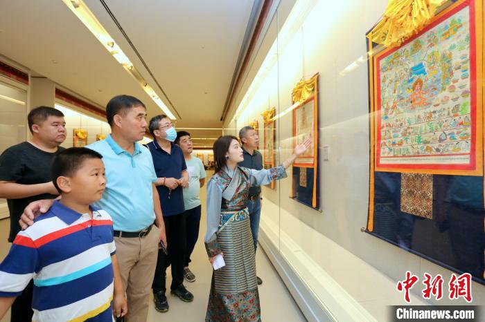 “藏韻瑰寶”藏醫(yī)四部醫(yī)典唐卡珍品展現(xiàn)場?！⒖∩n 攝