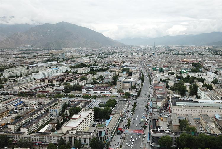 8??10日無人機拍攝的拉薩城市一景???新華社記??? 王益?? ??.jpg