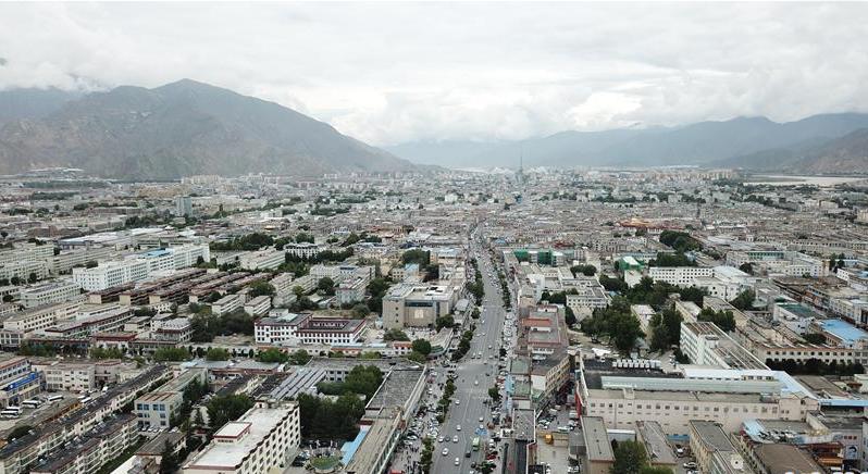 8月10日無人機拍攝的拉薩城市一景。新華社記者 王益亮 攝.jpg
