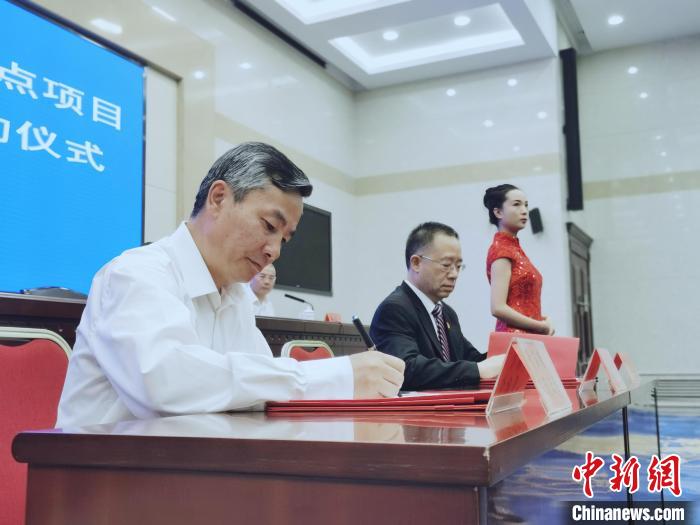 圖為青海省副省長(zhǎng)匡湧(左)簽訂合作共建區(qū)域醫(yī)療中心框架協(xié)議?！?zhí)砀?攝