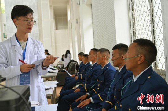 圖為研究團(tuán)隊(duì)成員登記消防員信息?！≮w朗 攝