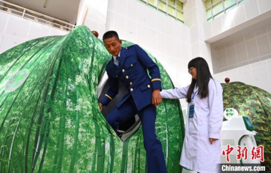 圖為參與完測試，消防員走出高壓氧倉。　趙朗 攝