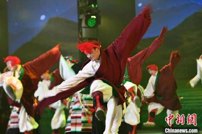 圖為演員在聯(lián)歡晚會(huì)上表演?！∝暩聛?lái)松 攝