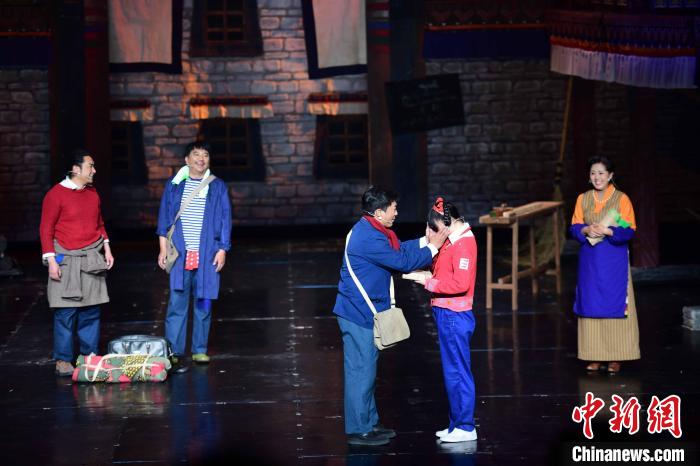 圖為西藏本土話劇《八廓街北院》演出現(xiàn)場(chǎng)?！∝暩聛?lái)松 攝