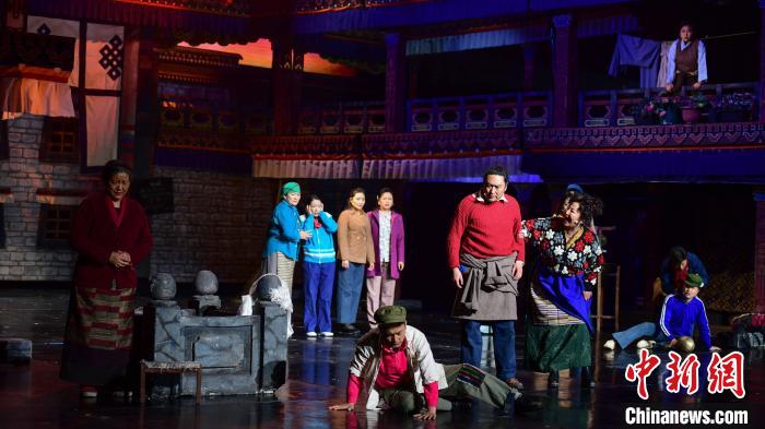 圖為西藏本土話劇《八廓街北院》演出現(xiàn)場(chǎng)?！∝暩聛?lái)松 攝
