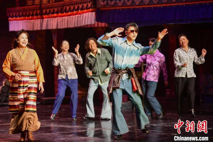 圖為西藏本土話劇《八廓街北院》演出現(xiàn)場(chǎng)?！?攝