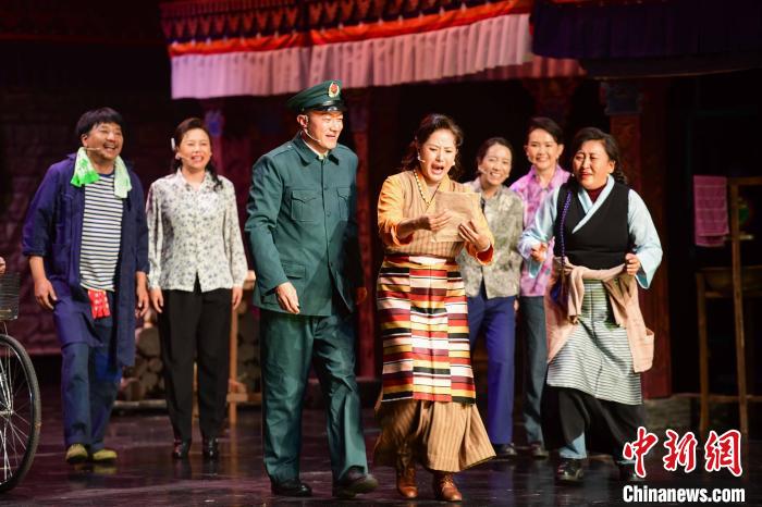 圖為西藏本土話劇《八廓街北院》演出現(xiàn)場(chǎng)?！∝暩聛?lái)松 攝