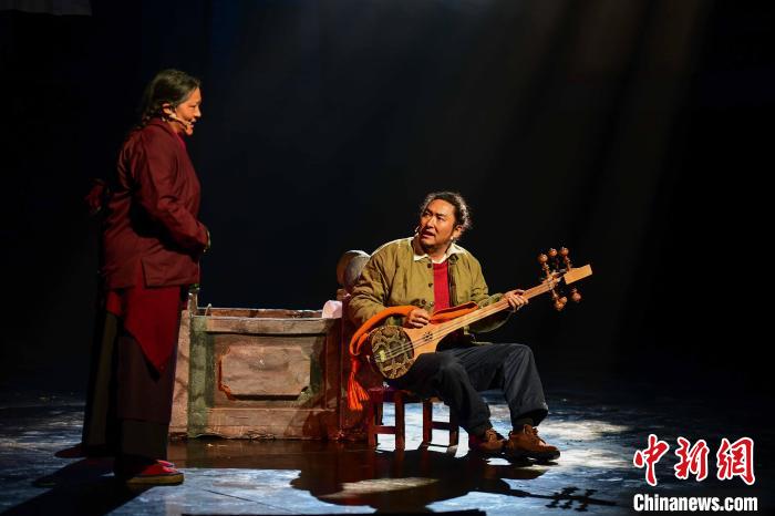 圖為西藏本土話劇《八廓街北院》演出現(xiàn)場(chǎng)?！∝暩聛?lái)松 攝