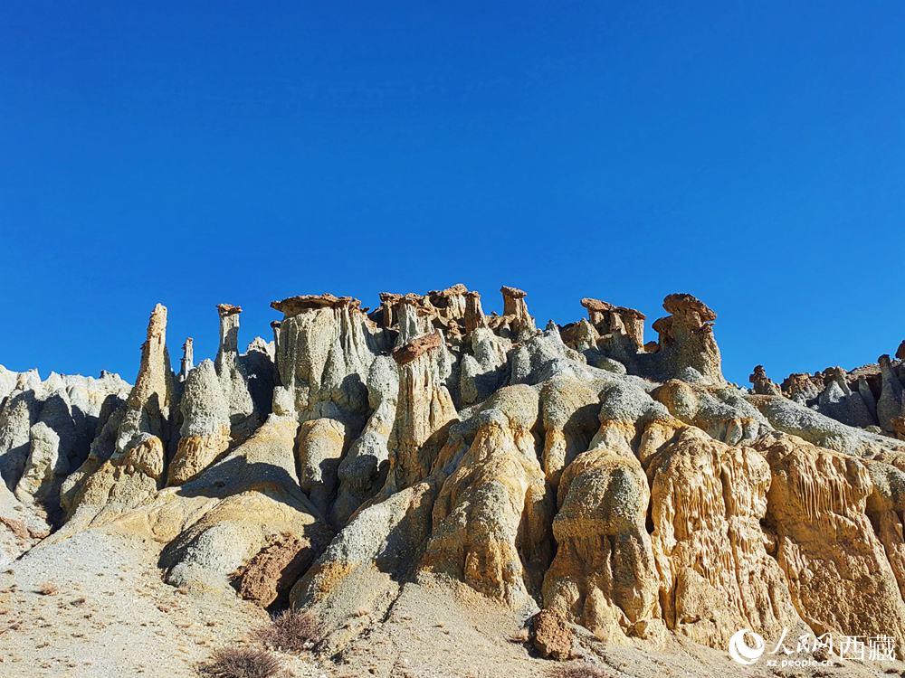 形態(tài)各異的土林。人民網(wǎng) 李海霞攝