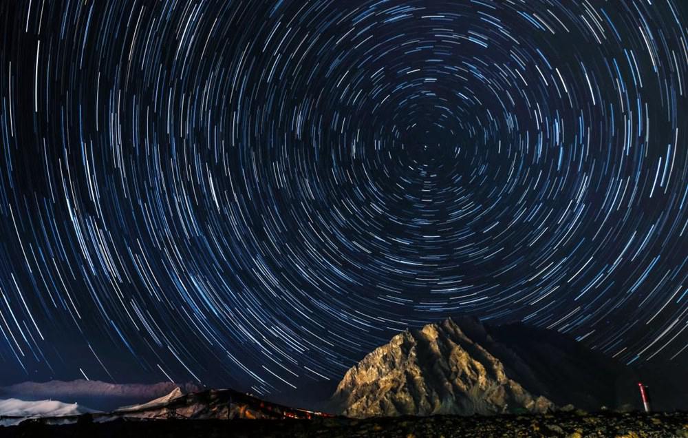 微微風(fēng)簇浪，散作滿河星。貢覺(jué)群培攝