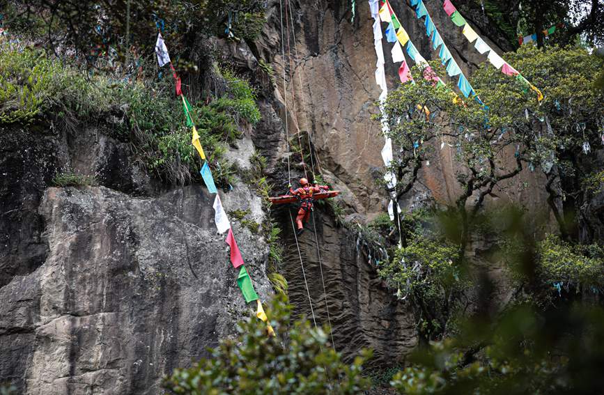 被困人員垂直提拉至安全位置。西繞拉翁攝