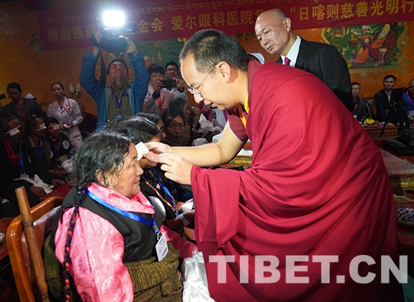 3圖 十一世班禪為益西拉姆（左一）揭紗。攝影：王淑.JPG