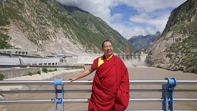 十一世班禪在藏木水電站前留影。攝影：王淑.JPG