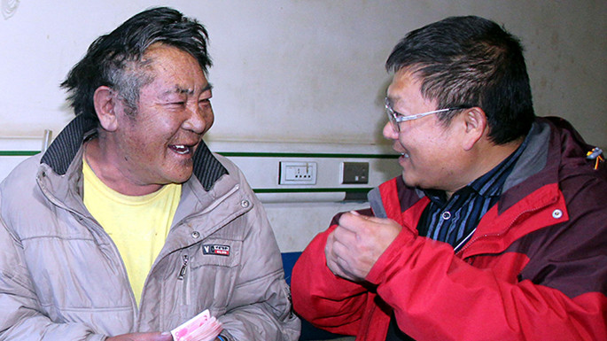 6、這是中國石化援藏干部王鵬雁（右）來到???結(jié)對子”幫扶對象的扎扎（左）家中，為他妻子英秋治病送去自掏腰包的??????需的治療費（扎??2014??7??9日攝）_副本.jpg