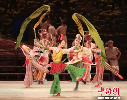 經(jīng)典舞劇《大夢敦煌》走進(jìn)甘南藏鄉(xiāng)