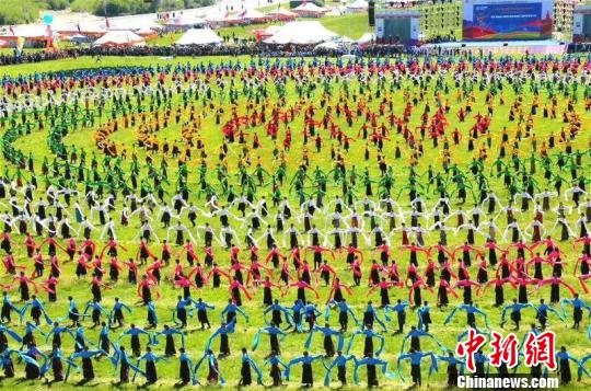 甘肅碌曲上演萬人鍋莊五省藏區(qū)“共舞”草原盛夏
