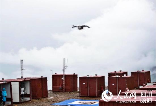 四川甘孜雅江縣引入無(wú)人機(jī)運(yùn)輸，拓寬群眾致富增收新渠道。（圖片由雅江縣委宣傳部提供）