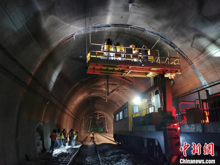 青海錫鐵山隧道除冰人：連夜除冰保供電