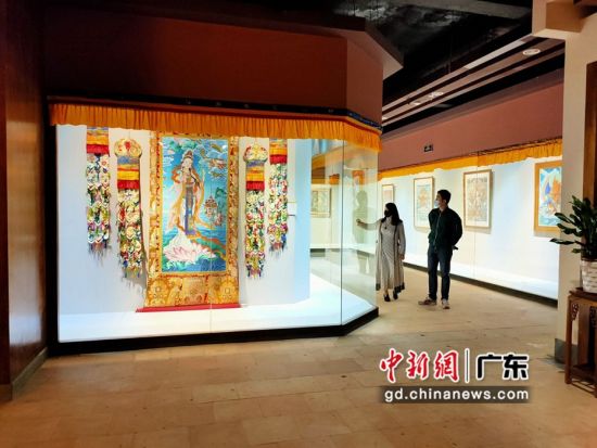 80余幅國(guó)家級(jí)非遺大師希熱布唐卡作品東莞展出。圖為展出的唐卡作品色澤鮮艷(徐倩 攝)