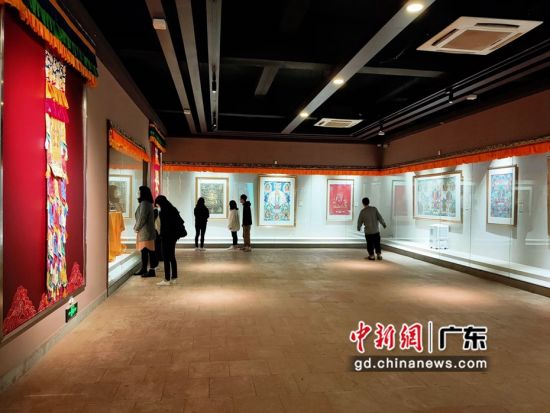 80余幅國家級非遺大師希熱布唐卡作品東莞展出。圖為展覽現(xiàn)場(徐倩 攝)