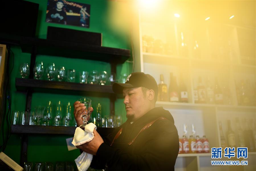 (玉樹(shù)抗震救災(zāi)10周年·圖片故事)(2)才仁俄賽與他的“JoSai Pub”