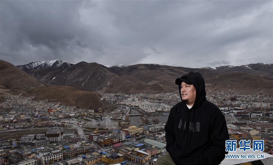 (玉樹(shù)抗震救災(zāi)10周年·圖片故事)(1)才仁俄賽與他的“JoSai Pub”